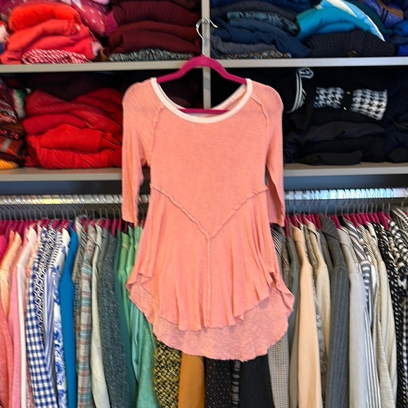 Free People pink with ivory trim 1/2 sleeve raw edged top size S - Picture 1 of 3
